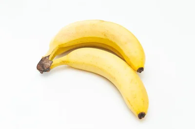 バナナ2本のカロリーは224kcalのため、ごはん小盛り1杯分のカロリーと同じくらいになる