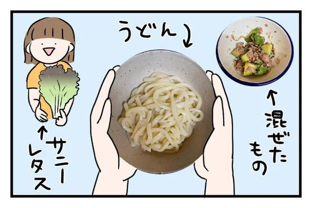 器にうどんを盛ってレタスを敷く