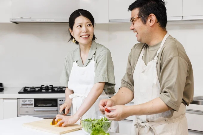 美沙さんがパプリカを切る間、ひろさんは手際よくミニトマトのヘタを取ります。さすが息ぴったり!
