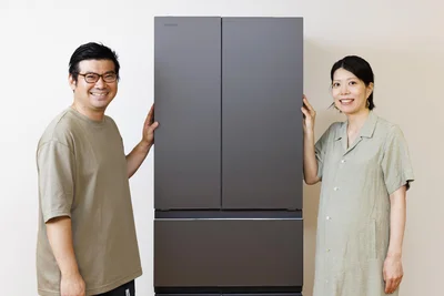 東芝冷蔵庫「VEGETA」の FZSシリーズ と初めて対面したお2人。スタイリッシュなデザインも気に入ったよう