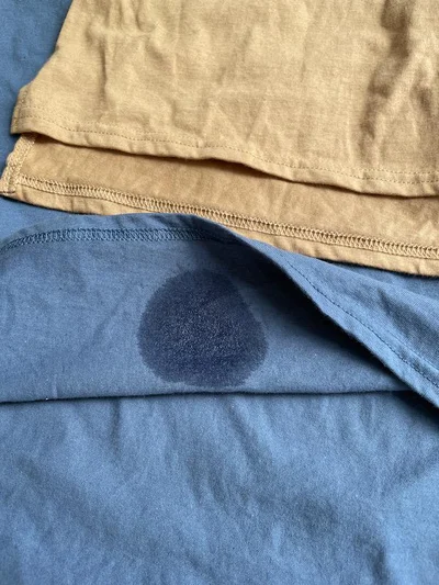 一度洗濯したTシャツの裏面にスプレーで水をシュッ。ぐんぐん吸水して、あっという間に色が変わりました。表を見てみると…全然染みてなかったんです
