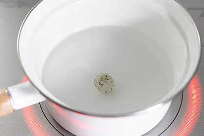 作り方2：うずらの茹で卵をつくる。鍋にうずらの卵とかぶる量の水（分量外）を入れ、火にかける。沸騰したら弱火にして3分ほど加熱する。よく冷やし殻をむく。