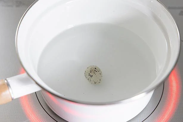 作り方2:うずらの茹で卵をつくる。鍋にうずらの卵とかぶる量の水(分量外)を入れ、火にかける。沸騰したら弱火にして3分ほど加熱する。よく冷やし殻をむく。