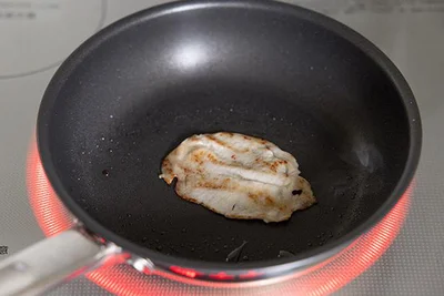 作り方1：フライパンにごま油を敷き、火にかける。豚肉を入れ、両面に焼き色がつくまで焼く。