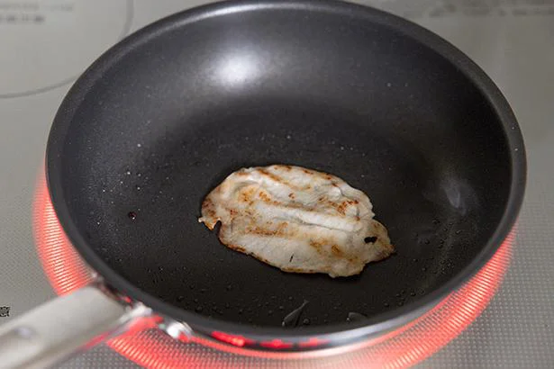 作り方1:フライパンにごま油を敷き、火にかける。豚肉を入れ、両面に焼き色がつくまで焼く。