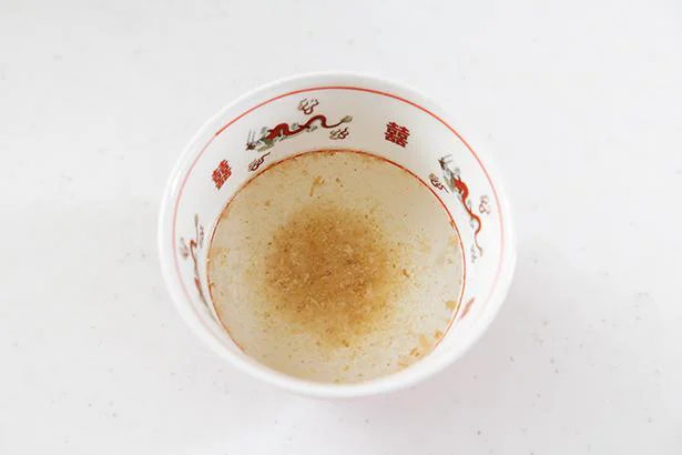 作り方5:器にかつおぶしと水を入れて混ぜる。そうめんを入れ、豚肉、うずらの卵、いんげんをのせる。