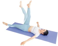 寝たまま股関節をほぐしてむくみや冷え対策に！ 体幹を鍛える「グルグル体操」（2）
