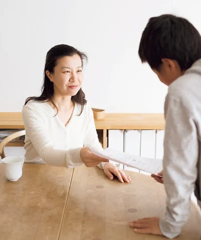 処理した提出物を子どもに渡す