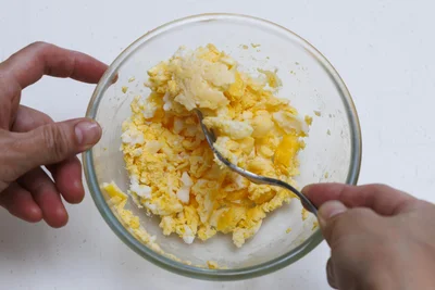 薄焼き卵の代わりに、電子レンジで作った簡単いり卵をトッピング