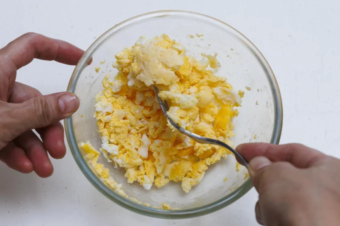 薄焼き卵の代わりに、電子レンジで作った簡単いり卵をトッピング