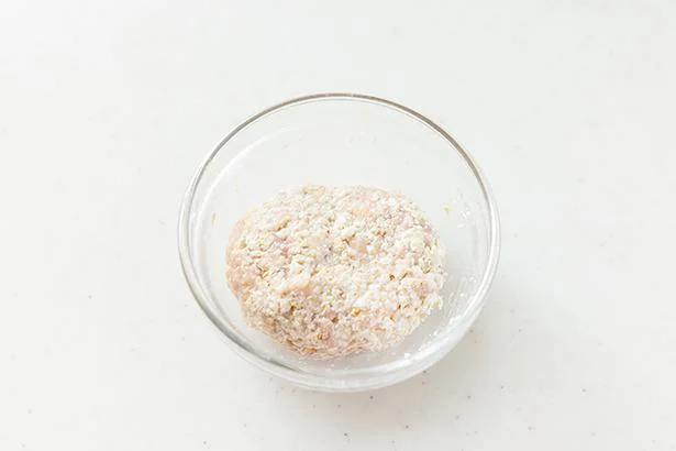 作り方2:鶏ひき肉を入れてこね、小判型に整える。