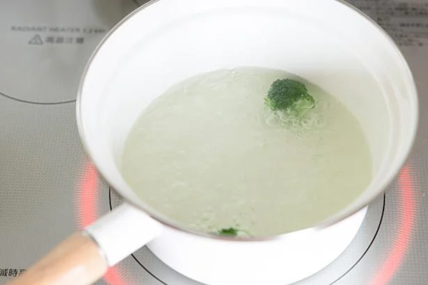 作り方5:鍋に分量外の湯を沸かし、ブロッコリーを入れて3分ほど茹でて柔らかくする。