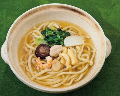 三層になった、だし、麺、具材を鍋で温めるだけ