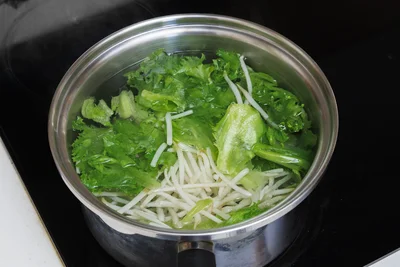 野菜をゆでた湯は捨てないで！　この湯で乾麺もゆでれば時短調理になります