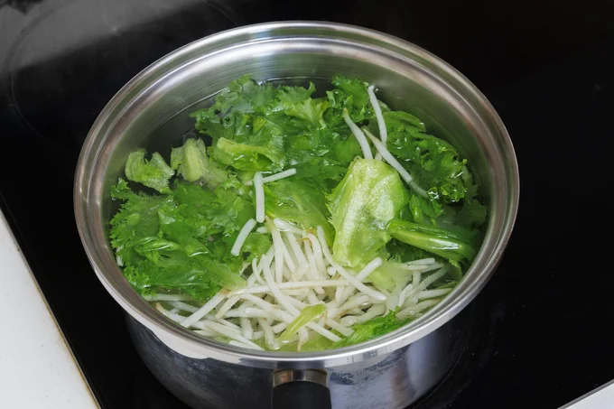 野菜をゆでた湯は捨てないで! この湯で乾麺もゆでれば時短調理になります