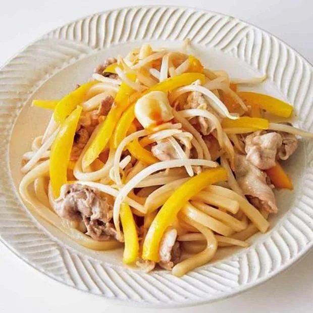 【画像を見る】元気が出る夏の一皿「豚もやしのガリバタうどん」