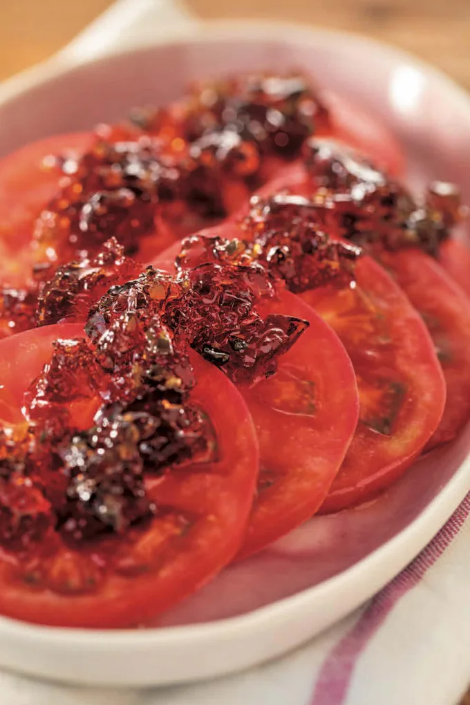 冷やしたトマトに、ジュレポンとオリーブ油をかければ、ごちそう級の前菜に！