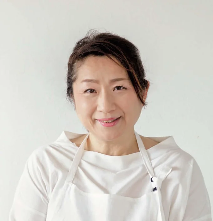 上島亜紀さん：料理家、フードコーディネイター。雑誌や書籍、企業のレシピ監修などで活躍中。親しみやすく、アイディアあふれる華やかな料理で人気。