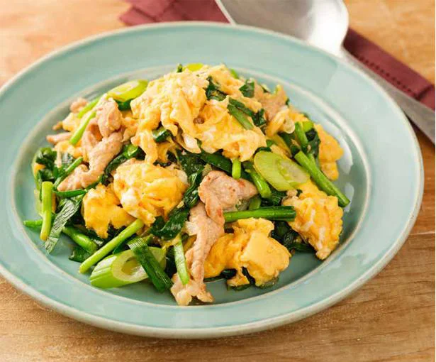 【YouTuberが教える料理テク】にらが驚くほどシャキシャキに！「にら玉炒め」