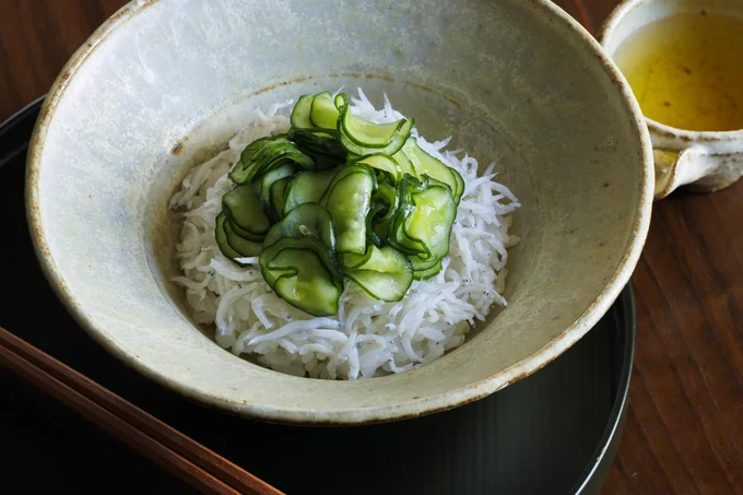 【アレンジ】ごはんにしらす、「しっかり塩もみきゅうり」をのせた「しらすきゅうり丼」。お茶漬けにするのもおすすめ