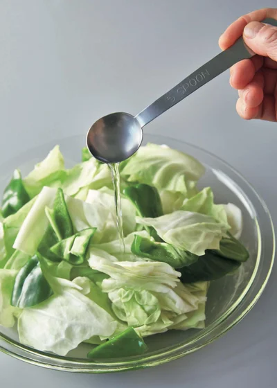 野菜を耐熱皿に広げ、水をふる。