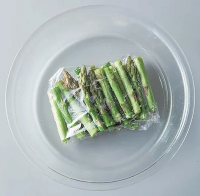 グリーンアスパラガスは、根元の皮をむき、食べやすい長さに切ってレンチン。