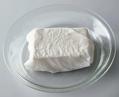 豆腐は、ペーパータオルでしっかり包み、耐熱皿にのせてレンチン。