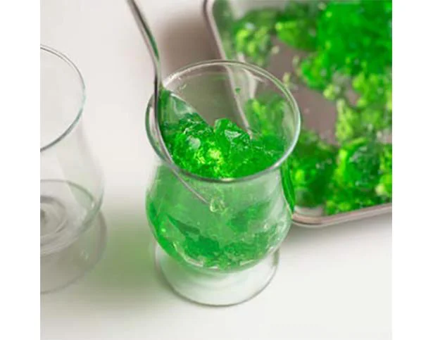 スプーンで細かくくずしてグラスに盛りつければ、見た目も喫茶店のメロンソーダそのもの!