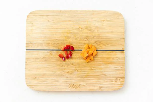 作り方５：付け合わせを作る。にんじん（5g）、赤パプリカを1cm四方の薄切りにする。