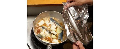 鍋にAを入れて混ぜ合わせ、3と4 、梅干し、しょうが、食べやすい大きさに切った豆腐を入れ火にかける。