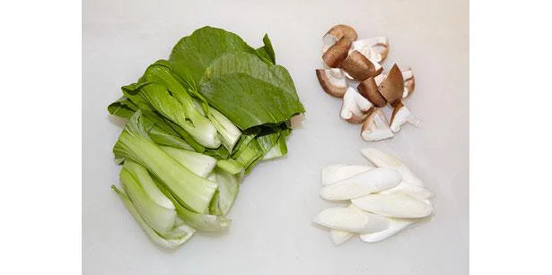 チンゲン菜は半分、しいたけは4等分に切る。