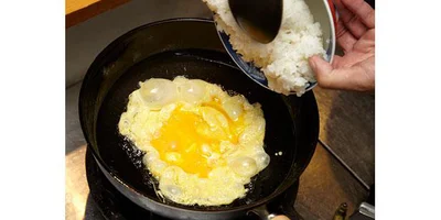 フライパンにごま油を熱し、強火で卵、ご飯の順に入れて炒める。