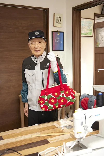 84歳のG3(じーさん)が、がま口バッグを作ります。椿の柄は一番人気！