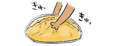 ラップごと卵を持ちながらチキンライスを包む