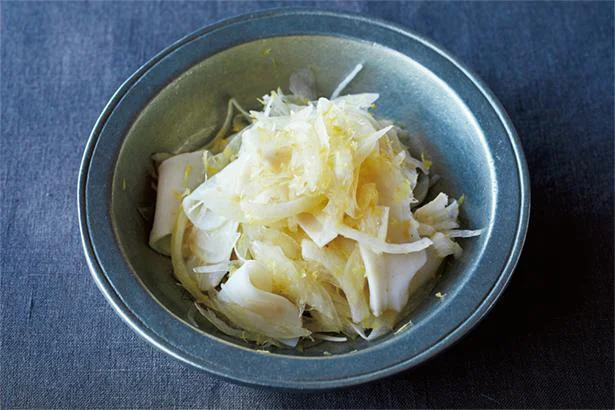 かまぼこを薄切りにして和えやすく新食感に！ 「玉ねぎとかまぼこのレモンサラダ」（2）
