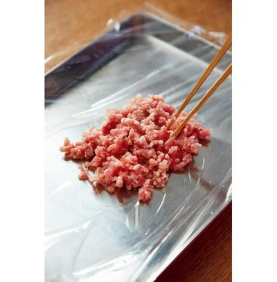 ひき肉は箸でほぐして、ふんわり包みましょう