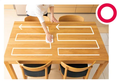 【OK】菌や汚れを置き去りにしないテーブルの拭き方はコレが正解！手のひら全体に力を入れて、台ふきんを横、縦と直線に拭きます。台ふきんに汚れがついたら、こまめにふきんの面を替えて。