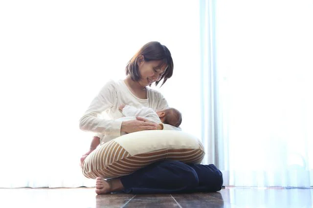 赤ちゃんが飲みやすくママもリラックスできる 授乳クッション5選 レタスクラブ