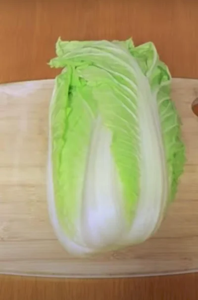 白菜をまな板の上に置く