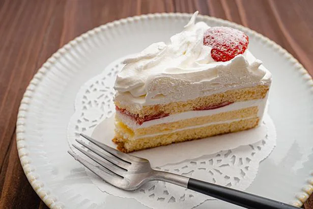 もうラップにクリームがつかない！ 余ったケーキを冷蔵庫に保存するときの裏ワザ