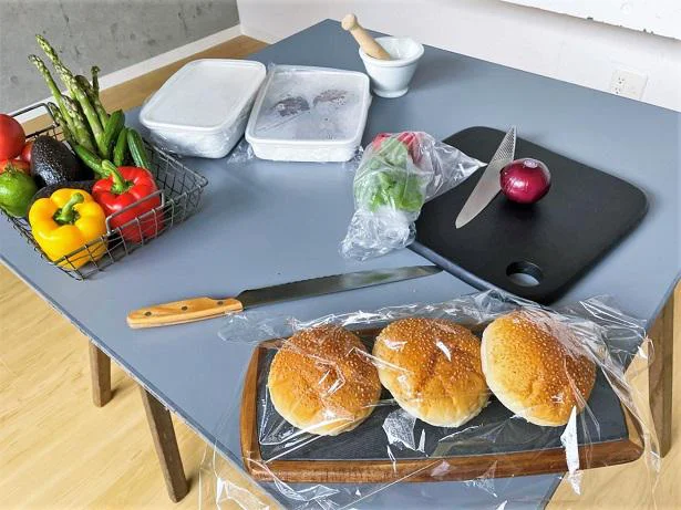 NEWSのみなさんがハンバーガー作りに挑戦!増田さんは王道のハンバーガーを作り、加藤さんはハラペーニョを入れて大人っぽく、小山さんはフムスを入れてヘルシーに♪