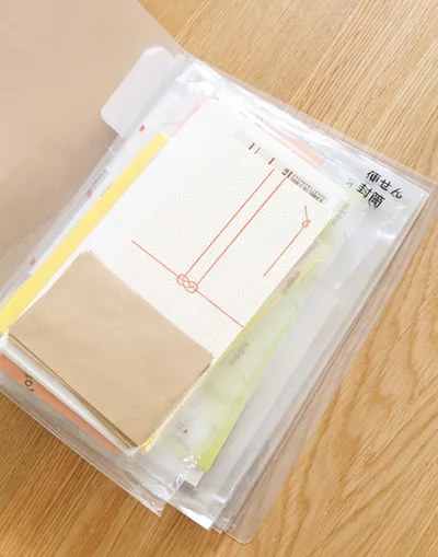 【写真を見る】封筒や便箋などは紙ものだからと、すべてファイルに収めなくてもOK。よく使う茶封筒は引き出しに、など使う頻度に合わせて収納を