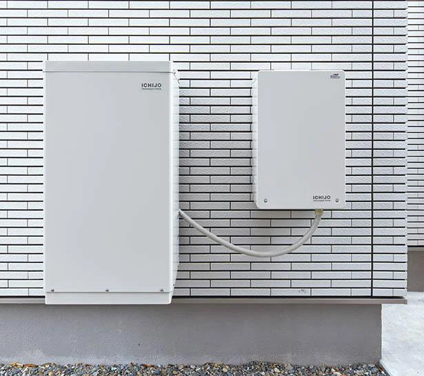 外壁にもすっきりなじむ蓄電池（左）とパワーコンディショナー（右）