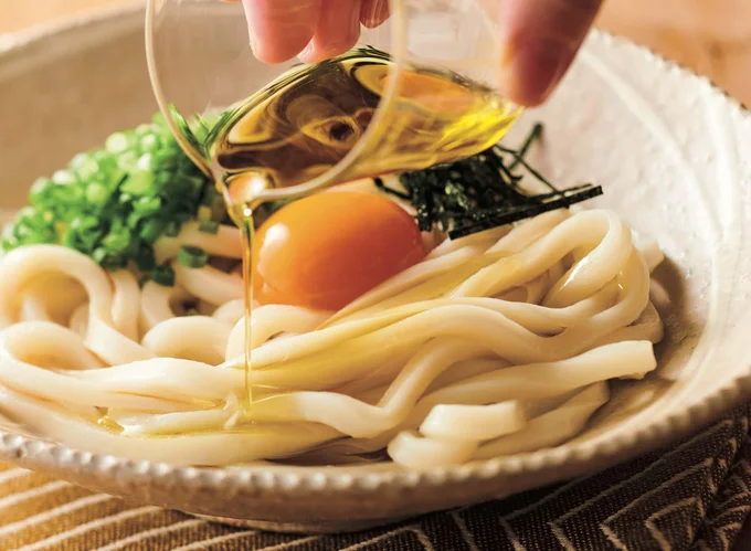 釜たまうどんにかけてコクと香りをアップ!