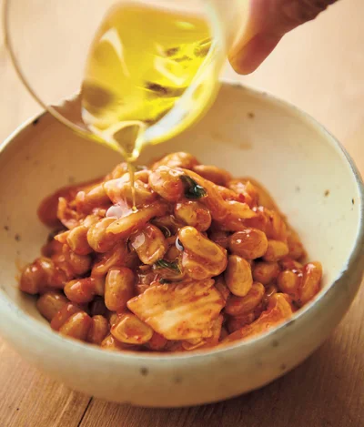 納豆と白菜キムチを混ぜてオリーブ油をかければ、便秘や肌荒れ予防に効果的な小鉢に。