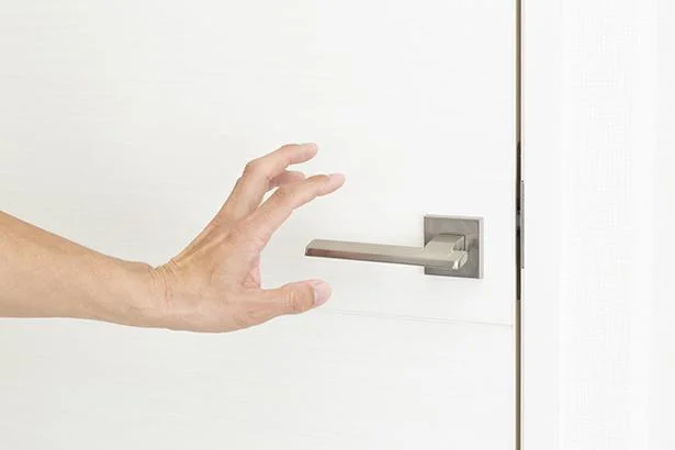 どうして冬は衣服に静電気が発生しやすいの？