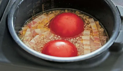 トマトはへたをくりぬいた部分を下にして置き、ベーコンを散らす。