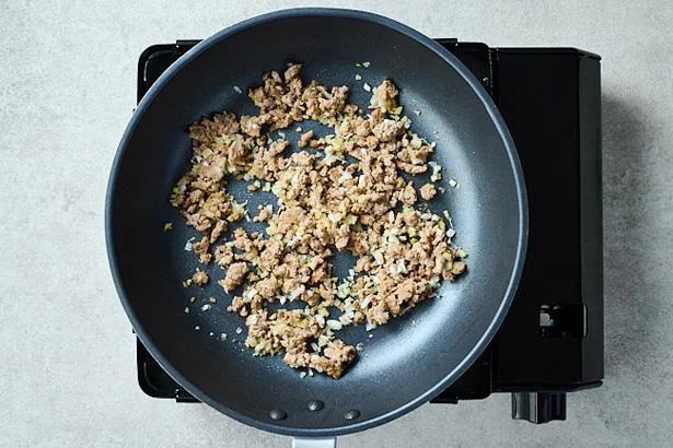 フライパンに豚ひき肉を入れて中火で炒める。豚肉がカリッとして油が出てきたら、しょうが、長ねぎを加えてさらに炒める