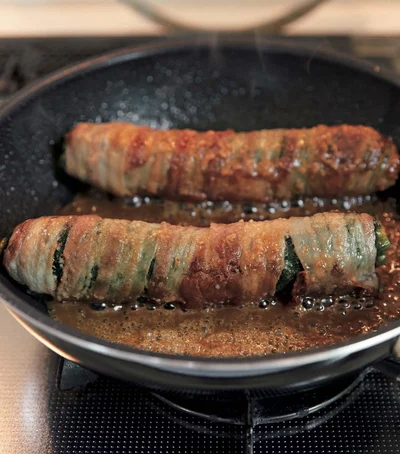 竹串がスッと通るまで蒸し焼きにしたら、ふたを取って甘みそにとろみがつくまで煮からめる。