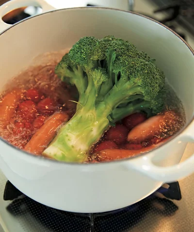 厚手の鍋に、ブロッコリー、ミニトマト、ソーセージ、水3カップを入れて強火にかける。